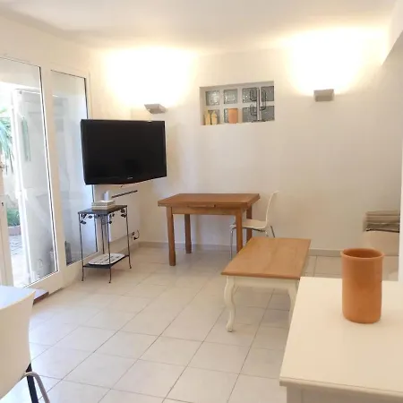 Holiday home Maison De Famille, 5mn Du Vieux Port, Calme Absolu
